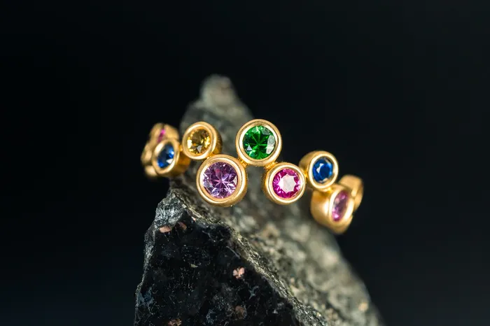 18k Yellow Gold Bezel Set Multicolored Sapphire Ring The Wooden Jewel Rings