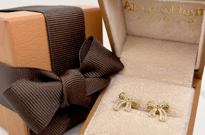 Earrings Albert Hern Earrings 18kt Yellow Gold Bows with Diamonds Earrings Albert Hern Earrings 18kt Yellow Gold Bows with Diamonds