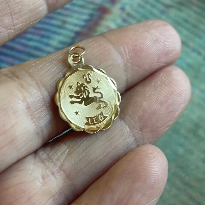 Love Vintage Paris PreStyled Sets Leo Zodiac Pendant 14k Gold Vintage Love Vintage Paris PreStyled Sets Leo Zodiac Pendant 14k Gold Vintage