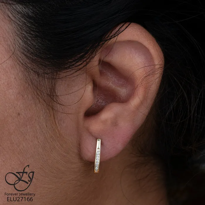 Forever Jewellery Earrings 10kt Yellow Gold Diamond Oval Hoop Earring Forever Jewellery Earrings 10kt Yellow Gold Diamond Oval Hoop Earring